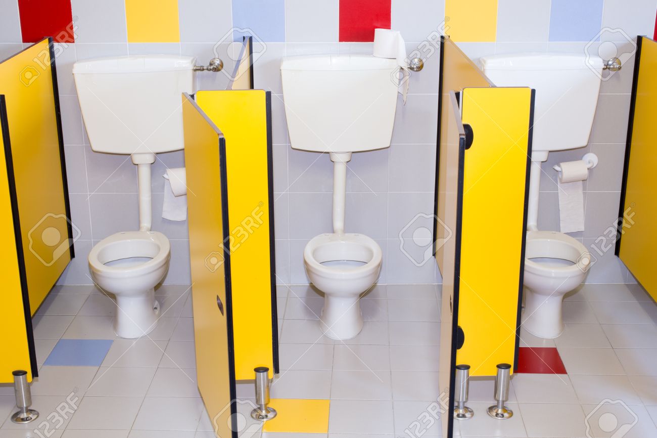 Pequeño Cuarto De Baño De Una Escuela Para Niños Con Cerrado De Agua ... Pequeño Cuarto De Baño De Una Escuela Para Niños Con Cerrado De Agua ...