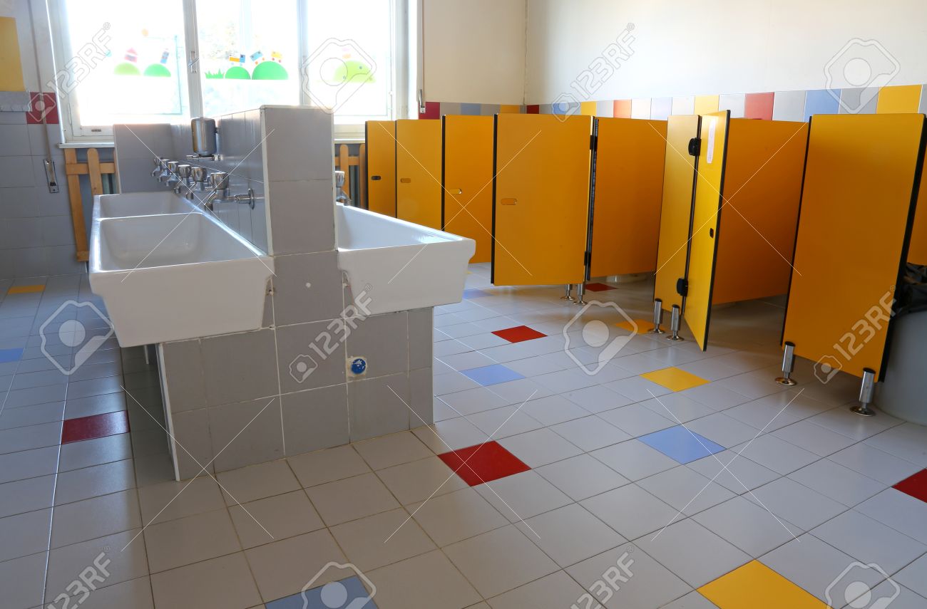 En El Interior Del Cuarto De Baño De La Escuela Infantil Con ... En El Interior Del Cuarto De Baño De La Escuela Infantil Con ...