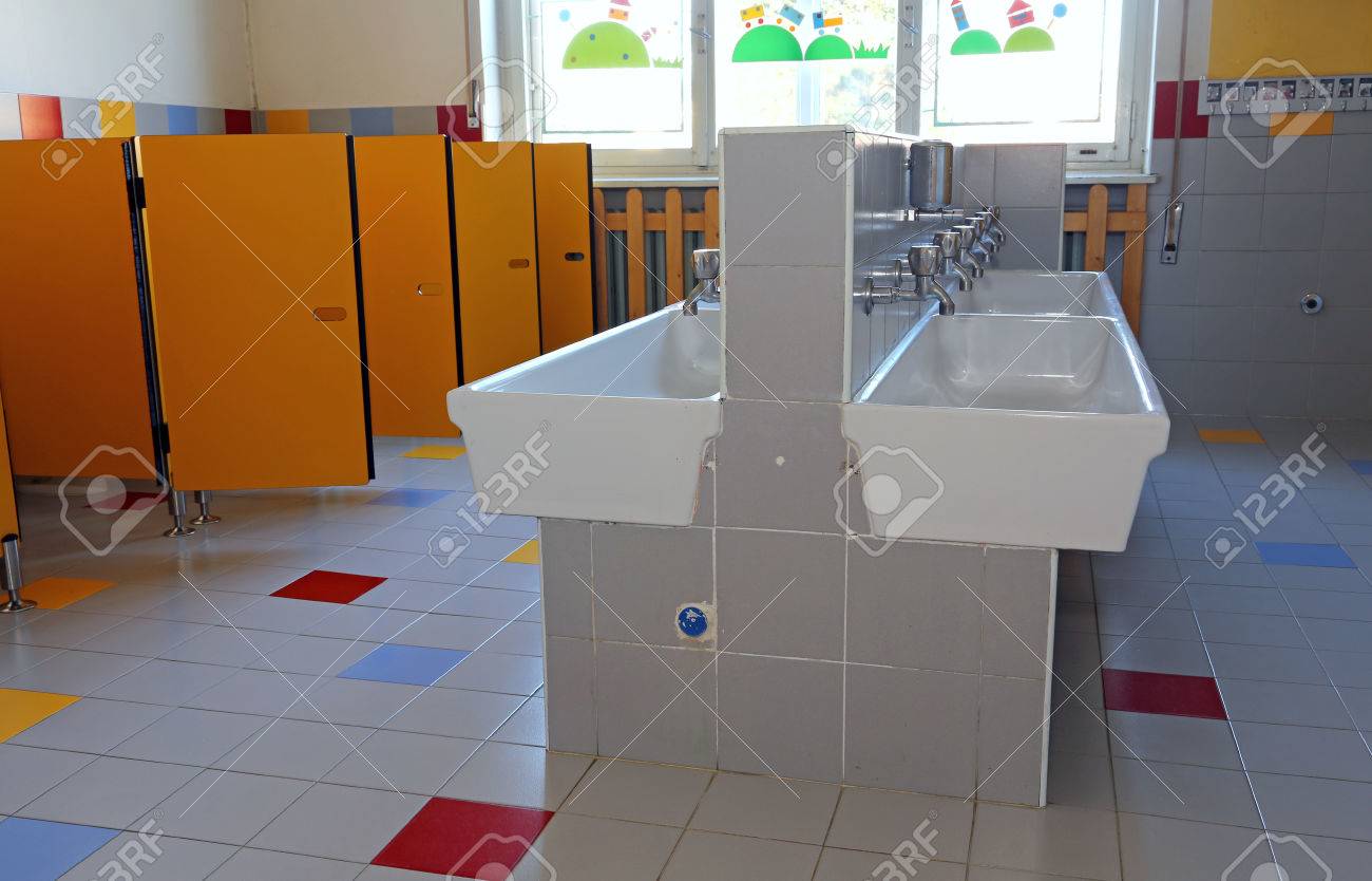 En El Interior Del Cuarto De Baño De La Escuela Infantil Con ... En El Interior Del Cuarto De Baño De La Escuela Infantil Con ...