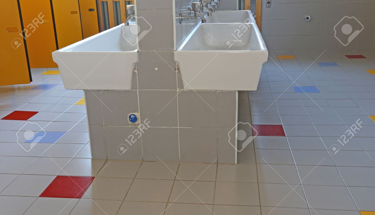 En El Interior Del Cuarto De Baño De La Escuela Infantil Con ... En El Interior Del Cuarto De Baño De La Escuela Infantil Con ...