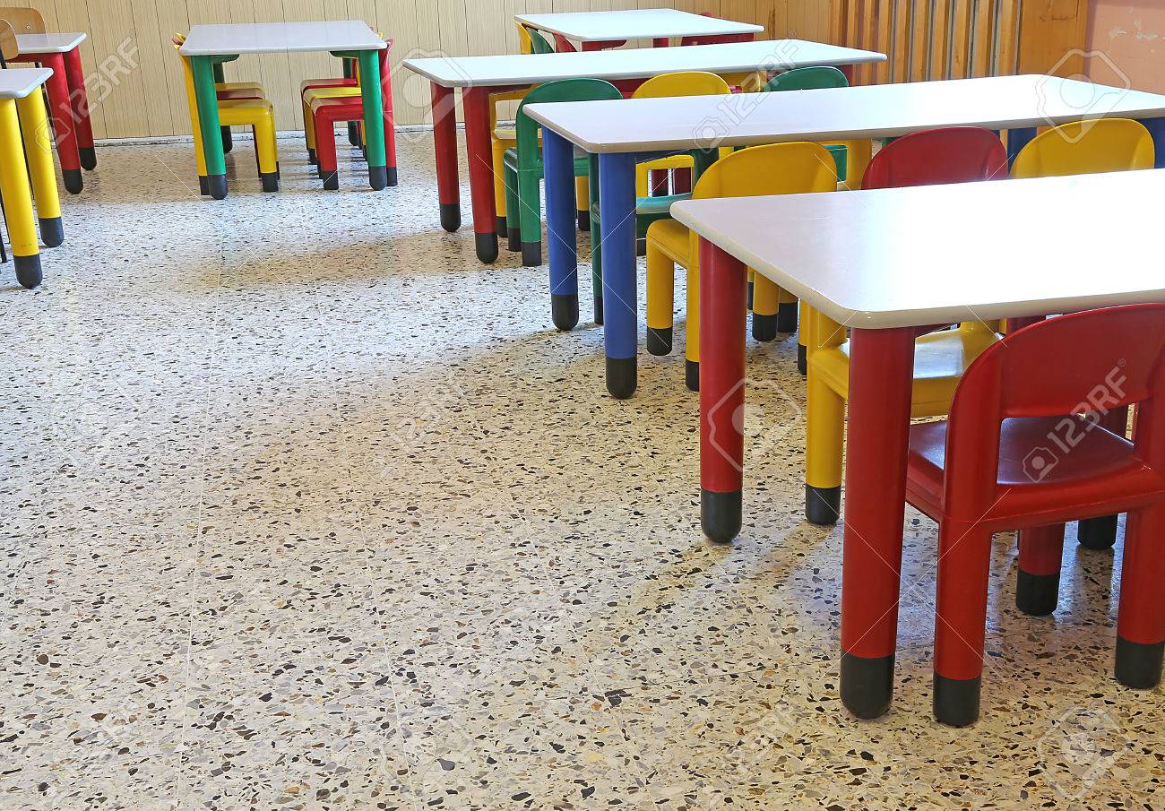 Sillas De Colores Y Pequeñas Mesas En El Comedor De La Guardería ... Sillas De Colores Y Pequeñas Mesas En El Comedor De La Guardería ...