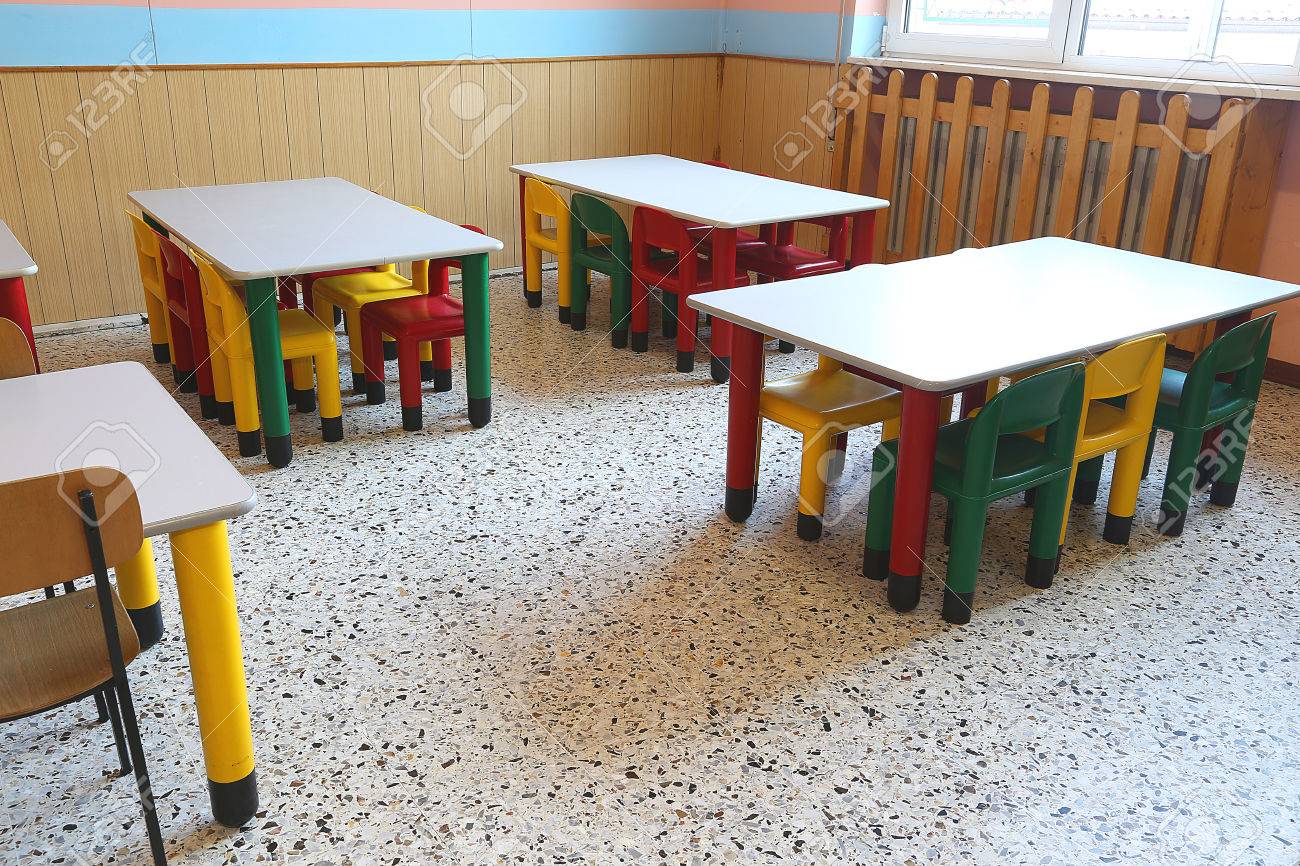 Sillas De Plástico De Colores Y Pequeñas Mesas De Comedor Escolar ... Sillas De Plástico De Colores Y Pequeñas Mesas De Comedor Escolar ...