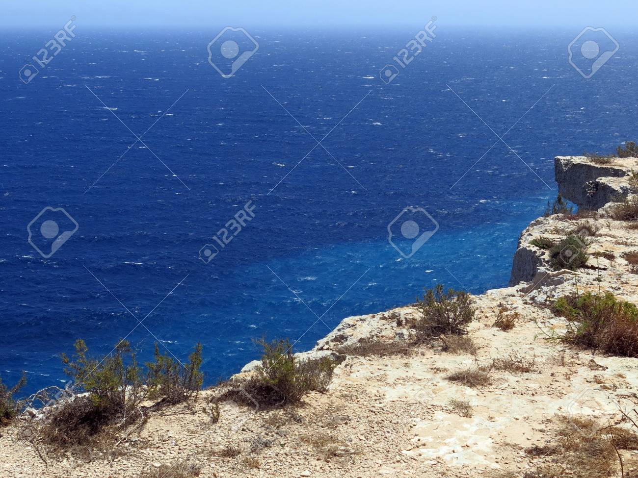 ランペドゥーサ島の崖ときれいな海とイタリア の写真素材 画像素材 Image
