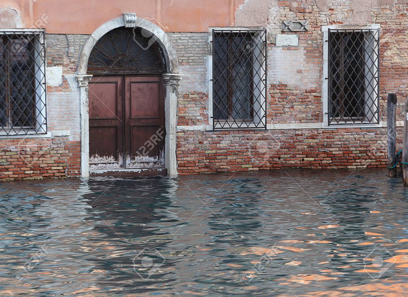 Haus Auf Dem Canal Grande Mit Dem Wasser In Der Tur Bei Hochwasser