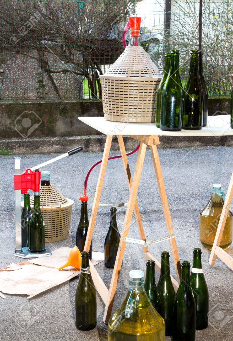 wein im garten, gießen sie den wein im garten mit dem glasballon und glasflaschen, Design ideen
