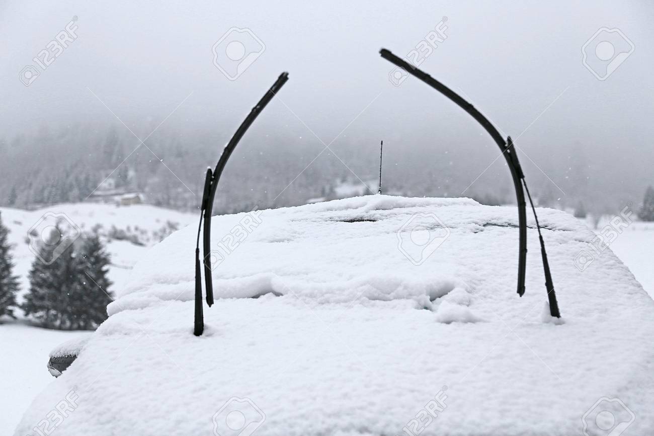 冬の山の吹雪の後 雪に覆われた車のワイパー の写真素材 画像素材 Image 冬の山の吹雪の後 雪に覆われた車のワイパー の写真素材 画像素材 Image