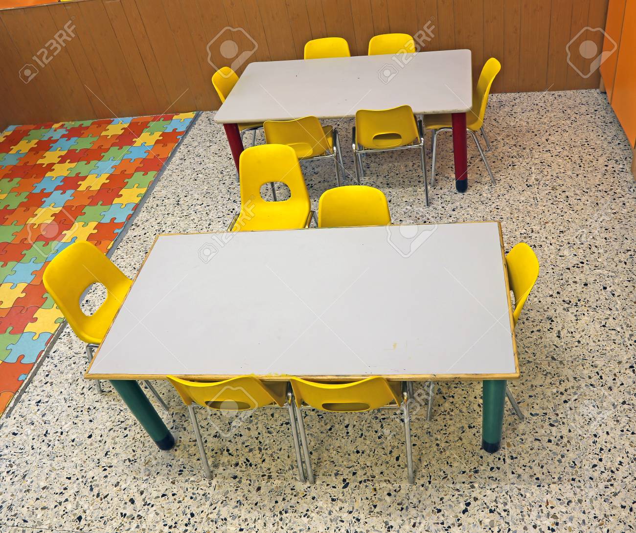 Aula En La Escuela Para Niños Con Pequeñas Y Mesas Fotos, Retratos, Imágenes Fotografía Archivo Libres De Image 41183910.