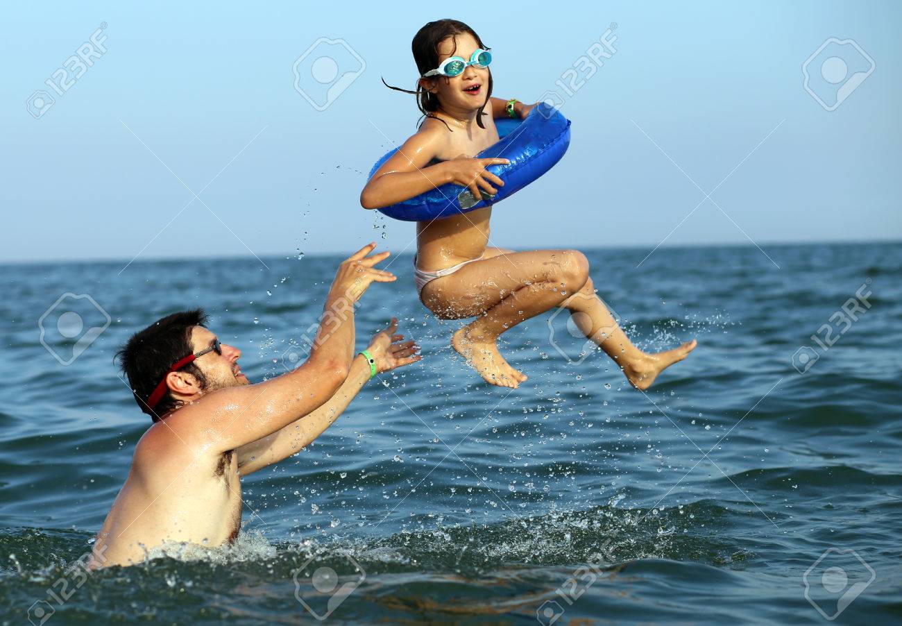 Musculoso Papá Juega Con Su Hija Haciendo Que Hacer Altos Inmersiones En  Agua De Mar Fotos, retratos, imágenes y fotografía de archivo libres de  derecho. Image 43392288