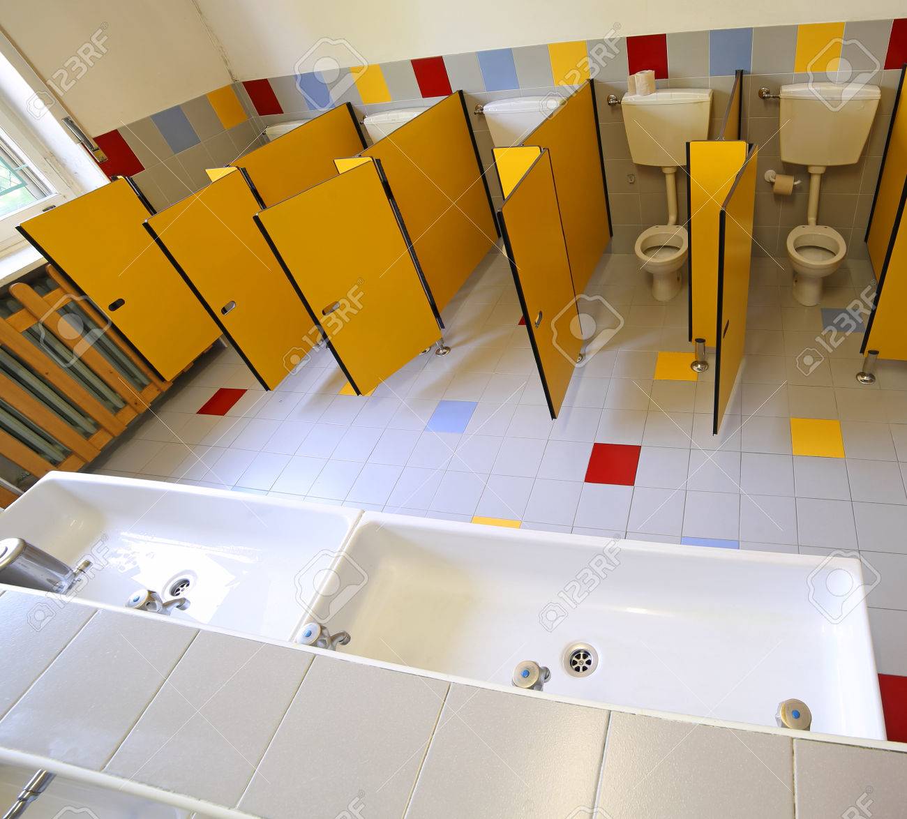 小さなセラミック洗面所および幼稚園のトイレに流し の写真素材 画像素材 Image 小さなセラミック洗面所および幼稚園のトイレに流し の写真素材 画像素材 Image