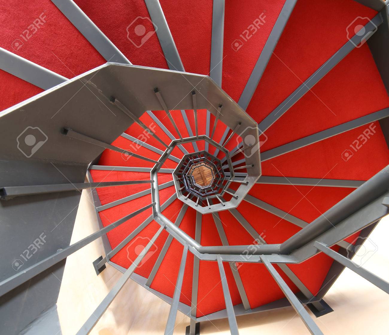 Lange Wendeltreppe Mit Rotem Teppich In Einem Modernen Gebaude Lizenzfreie Fotos Bilder Und Stock Fotografie Image 45227355