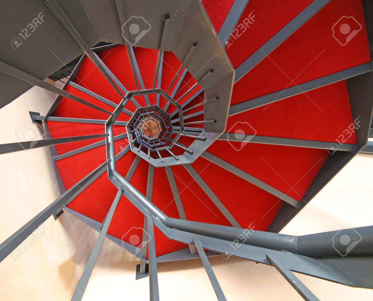Wendeltreppe Mit Rotem Teppich In Einem Modernen Gebaude Lizenzfreie Fotos Bilder Und Stock Fotografie Image 45227587