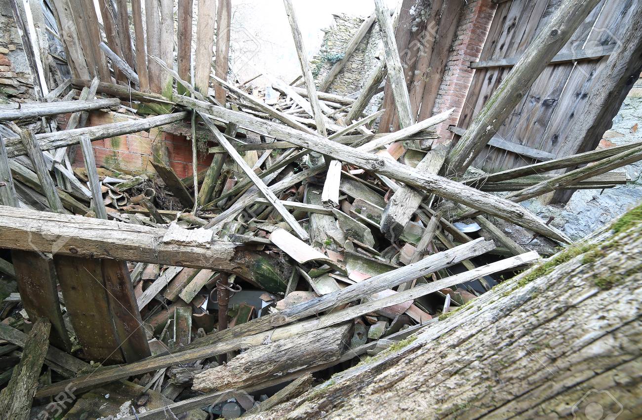 木製の板と瓦礫と強力な地震によって完全に破壊された家の遺跡 の写真素材 画像素材 Image