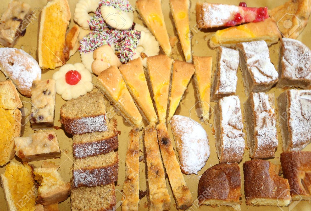 Muchos Pasteles Y Sabrosas Rebanadas De Pastel Para La Venta En La ...
