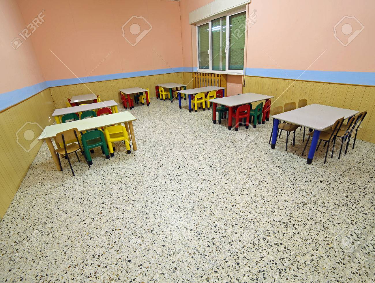 Mesas Y Sillas En El Amplio Comedor De Una Escuela Para Niños Fotos ... Mesas Y Sillas En El Amplio Comedor De Una Escuela Para Niños Fotos ...