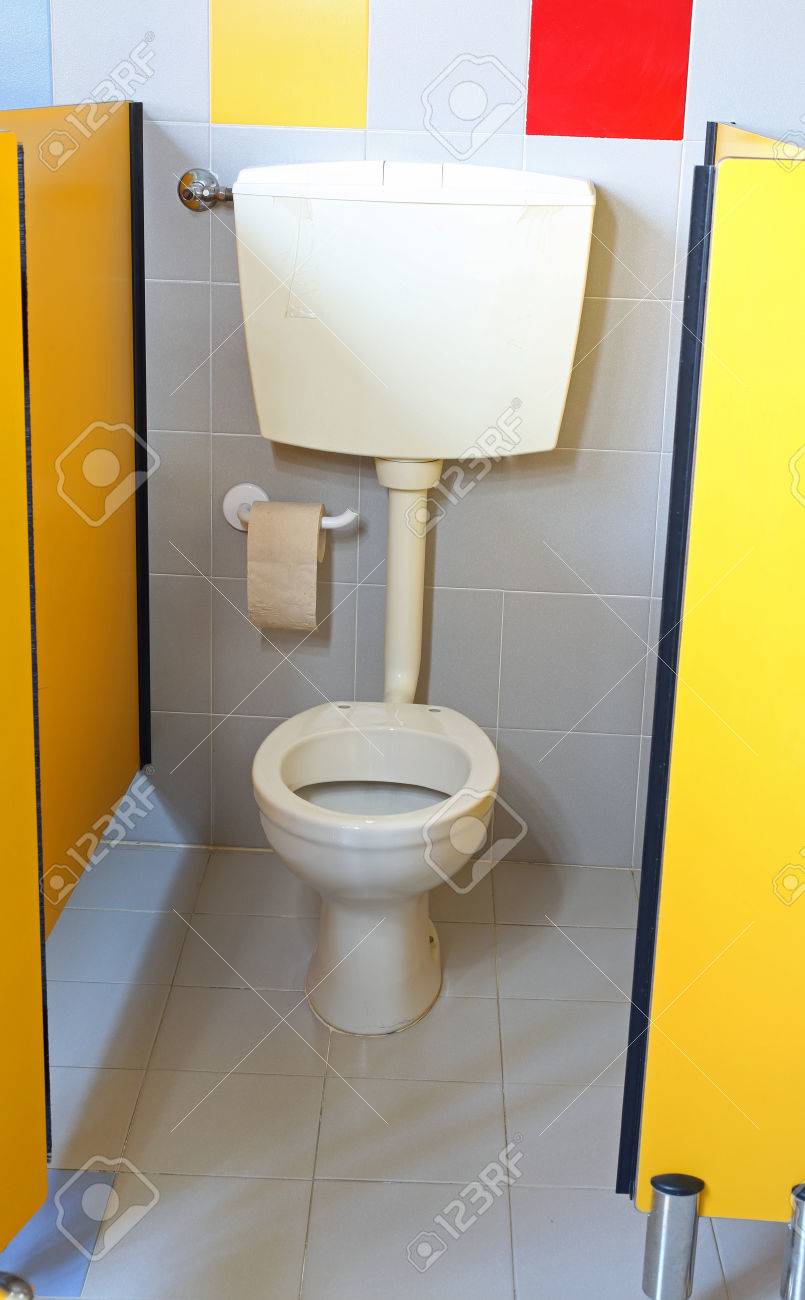 小さなトイレとトイレの紙が子供の幼稚園のトイレにロールします の写真素材 画像素材 Image 小さなトイレとトイレの紙が子供の幼稚園のトイレにロールします の写真素材 画像素材 Image