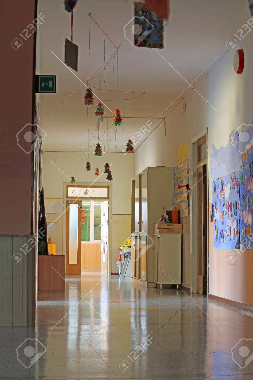 学校の廊下の壁に図面を の写真素材 画像素材 Image