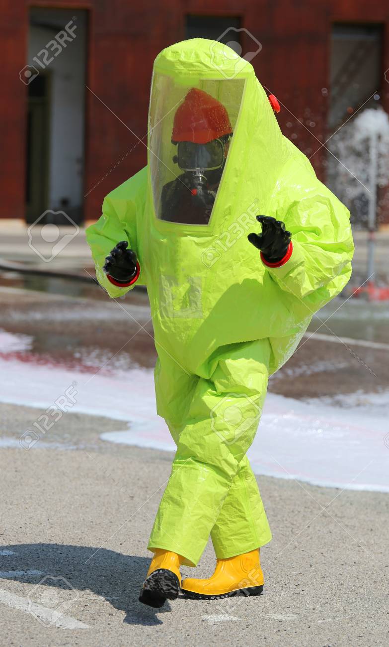 Chirurgie 68226540-man-with-yellow-suit-biological-risk-during-an-anti-terrorism-exercise
