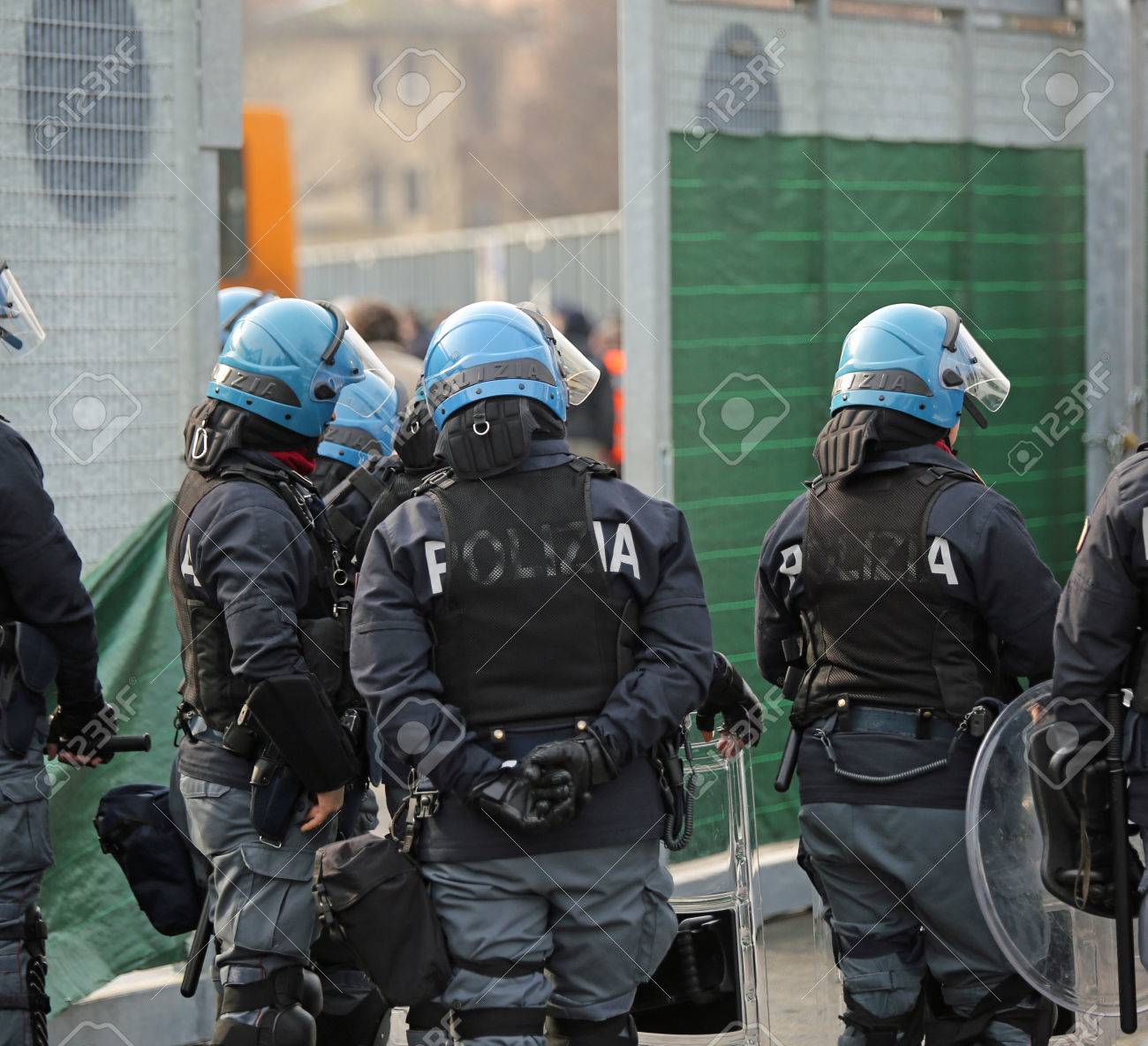 サッカー ゲームのファンの到着前に市内をパトロールしながら体の鎧とヴィチェンツァ Vi イタリア 17 年 1 月 28 日 イタリアの警察機動隊 の写真素材 画像素材 Image 7070