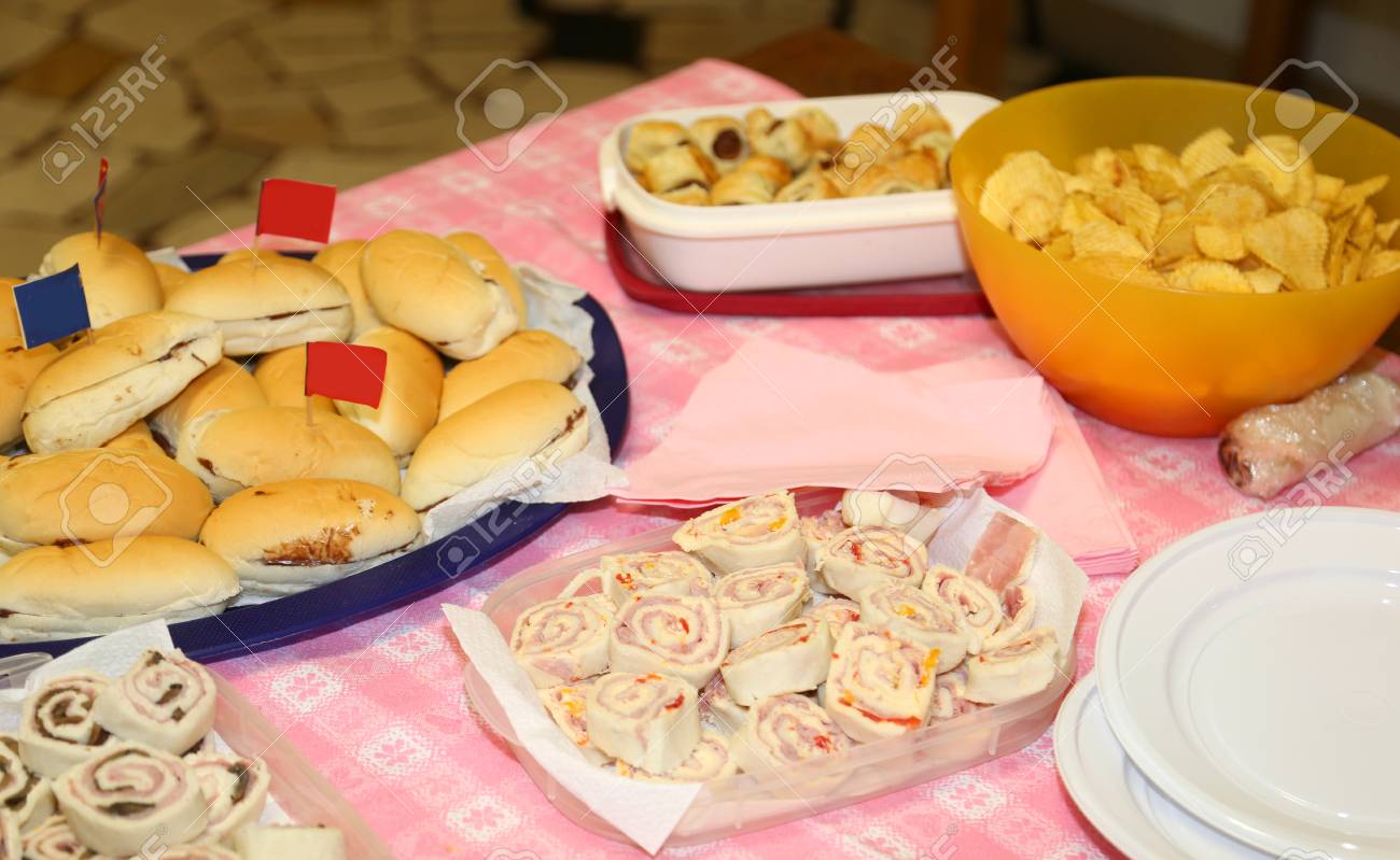 Sandwiches Et Plats Appetissants Ou Sur La Table Lors De La Fete D Anniversaire D Un Enfant Banque D Images Et Photos Libres De Droits Image