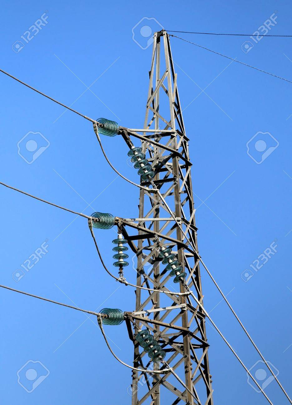 ガラス絶縁体に高電圧ケーブルの偉大なパイロン の写真素材 画像素材 Image
