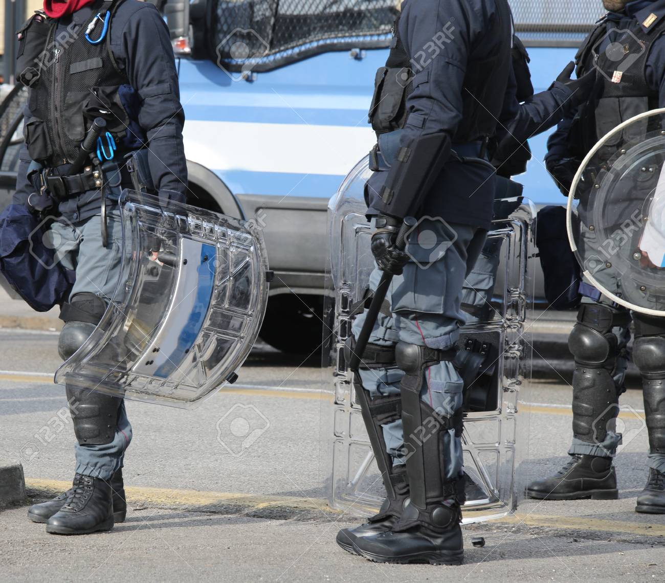 盾と暴動で多くの警察官が町のスポーツ イベントの間にギアします の写真素材 画像素材 Image 盾と暴動で多くの警察官が町のスポーツ イベントの間にギアします の写真素材 画像素材 Image