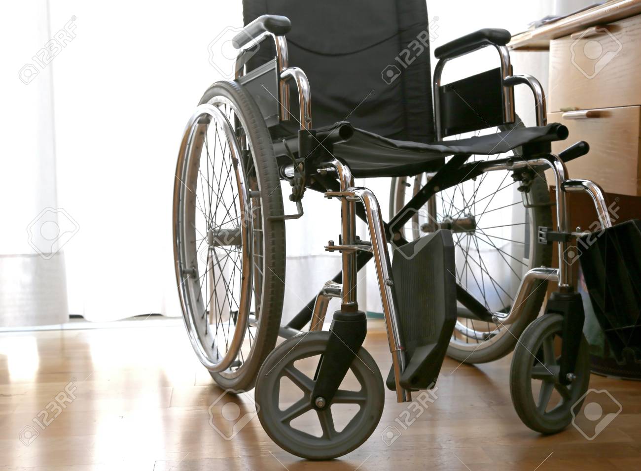 寄せ木細工の床の部屋に車椅子バリアフリー の写真素材 画像素材 Image