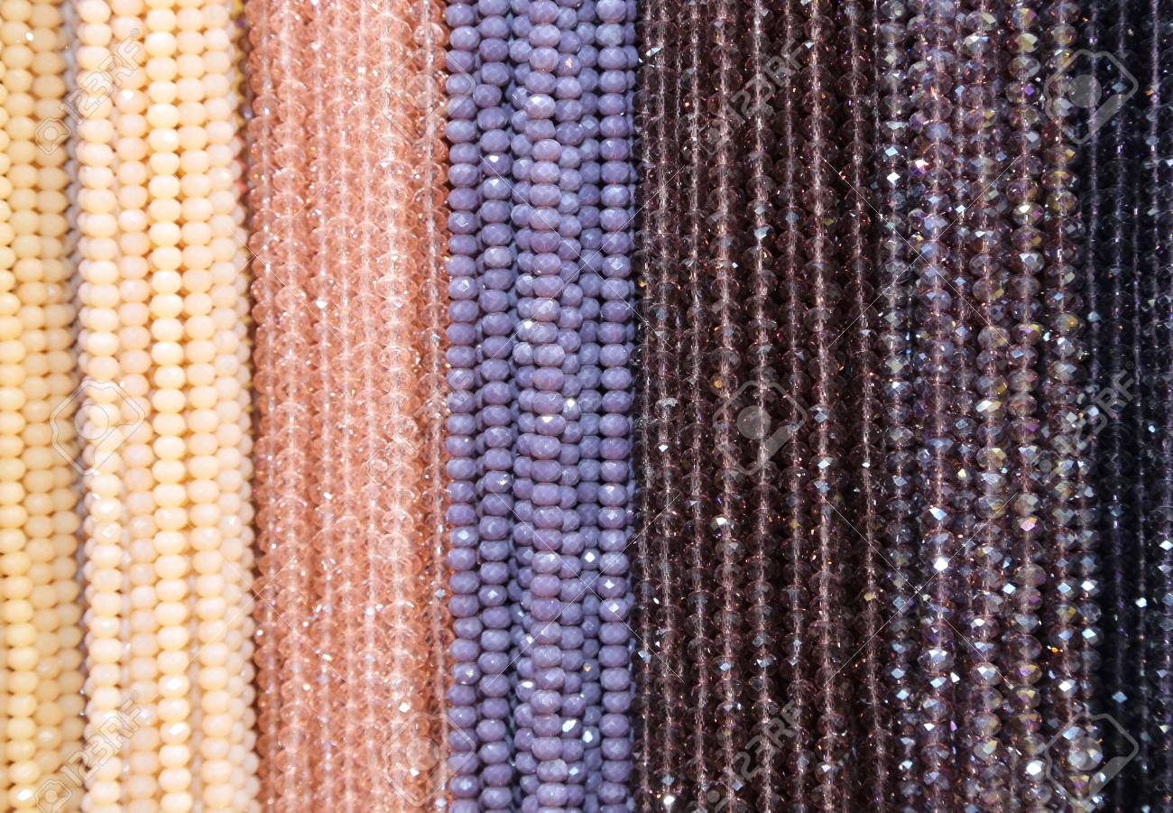 Collares De Bisutería Para La Venta La Tienda De Accesorios De Moda Fotos, Retratos, Imágenes Y Fotografía De Archivo Libres De Derecho. Image 78053885.