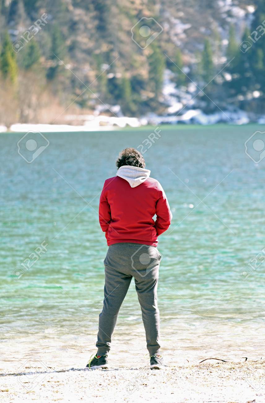 piss teen 高山の池の水の上でおしっこをしながら若いティーンエイジャーの写真素材・画像素材 Image 98969957