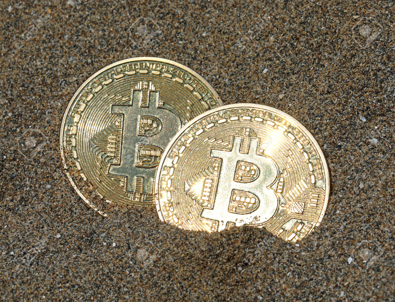 Dos Monedas De Oro Con El Símbolo De La Letra B De La Criptomoneda Llamada  Bitcoin En La Arena Fotos, retratos, imágenes y fotografía de archivo  libres de derecho. Image 199206302