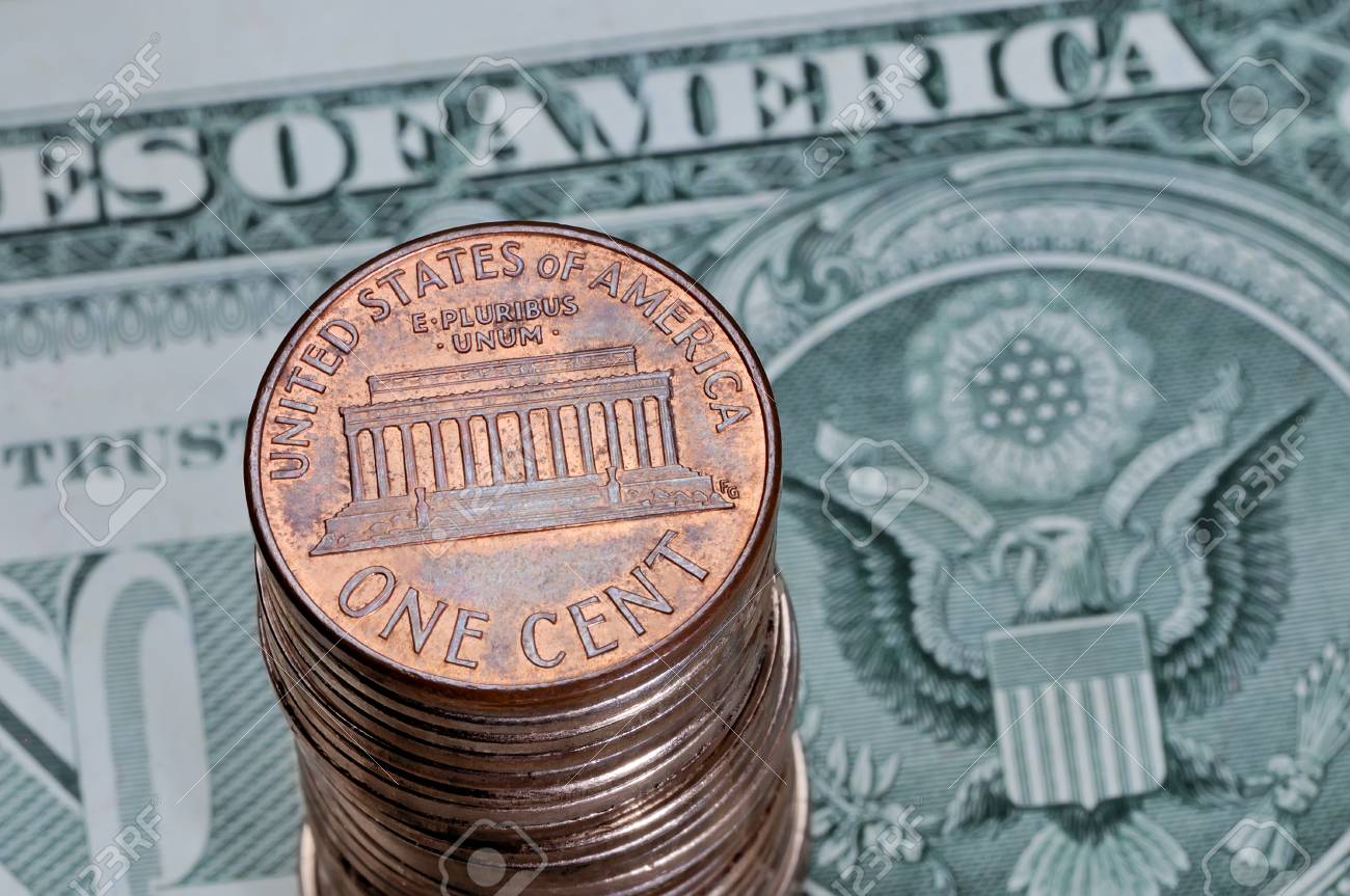 Un Montón De Monedas De Un Centavo Estadounidense En Un Billete De Dólar.  Monedas Por Valor De 1 Centavo Estadounidense En Un Billete De 1 Dólar  Estadounidense. Vista Desde Arriba Fotos, retratos,