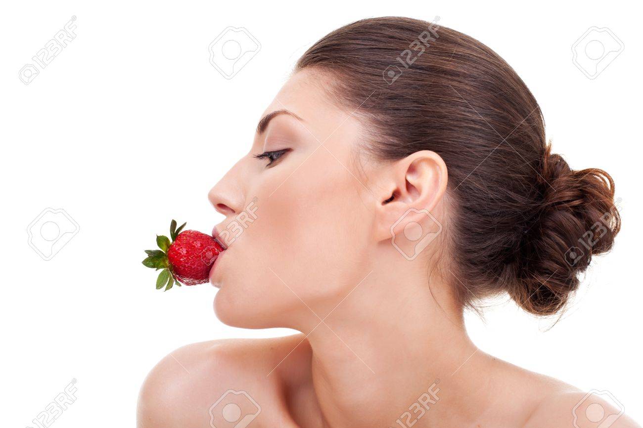 赤熟したイチゴをくわえて裸のセクシーな女性の肖像画 の写真素材 画像素材 Image 赤熟したイチゴをくわえて裸のセクシーな女性の肖像画 の写真素材 画像素材 Image