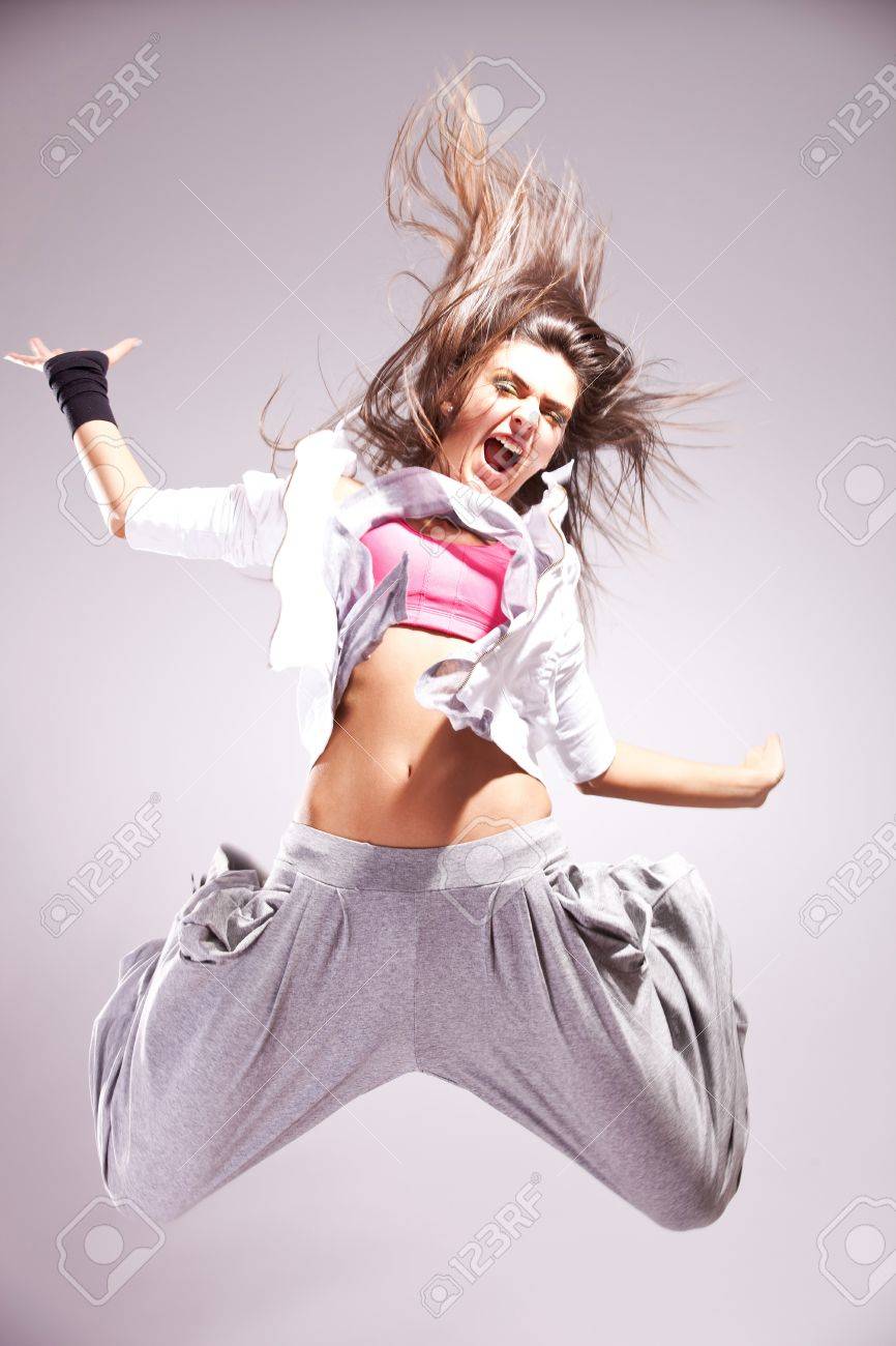 クールな女性ダンサーが素敵なポーズを作る空中でジャンプ の写真素材 画像素材 Image