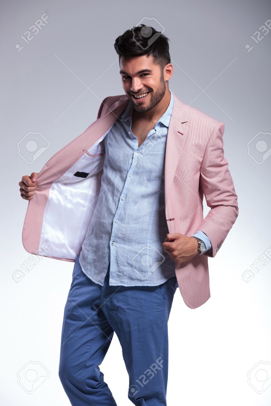 Casual Hombre Joven Se Quitó La Chaqueta Del Traje Y Sonriendo Para La  Cámara. Sobre Fondo Gris Fotos, Retratos, Imágenes Y Fotografía De Archivo  Libres De Derecho. Image 22200726.