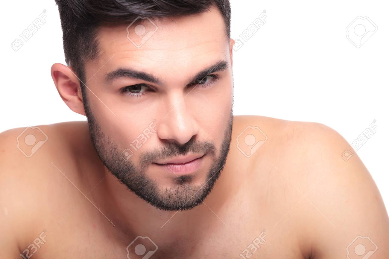 Belleza De La Cara De Un Hombre Joven Sin Afeitado Desnudo Mirando A La  Cámara Fotos, retratos, imágenes y fotografía de archivo libres de derecho.  Image 23947940