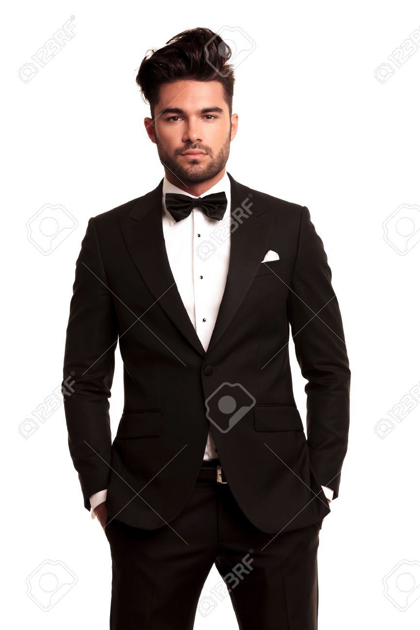 hombre con estilo en un elegante traje negro y corbata de moño de