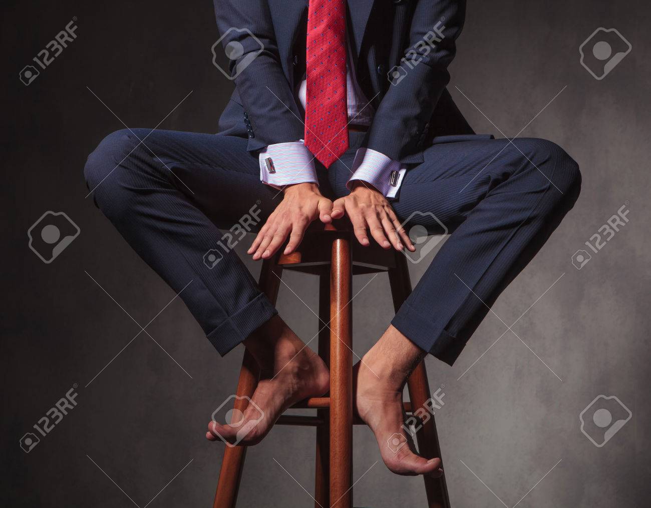 裸足のビジネスの男性は 彼の手にもたれて 椅子に座って の写真素材 画像素材 Image