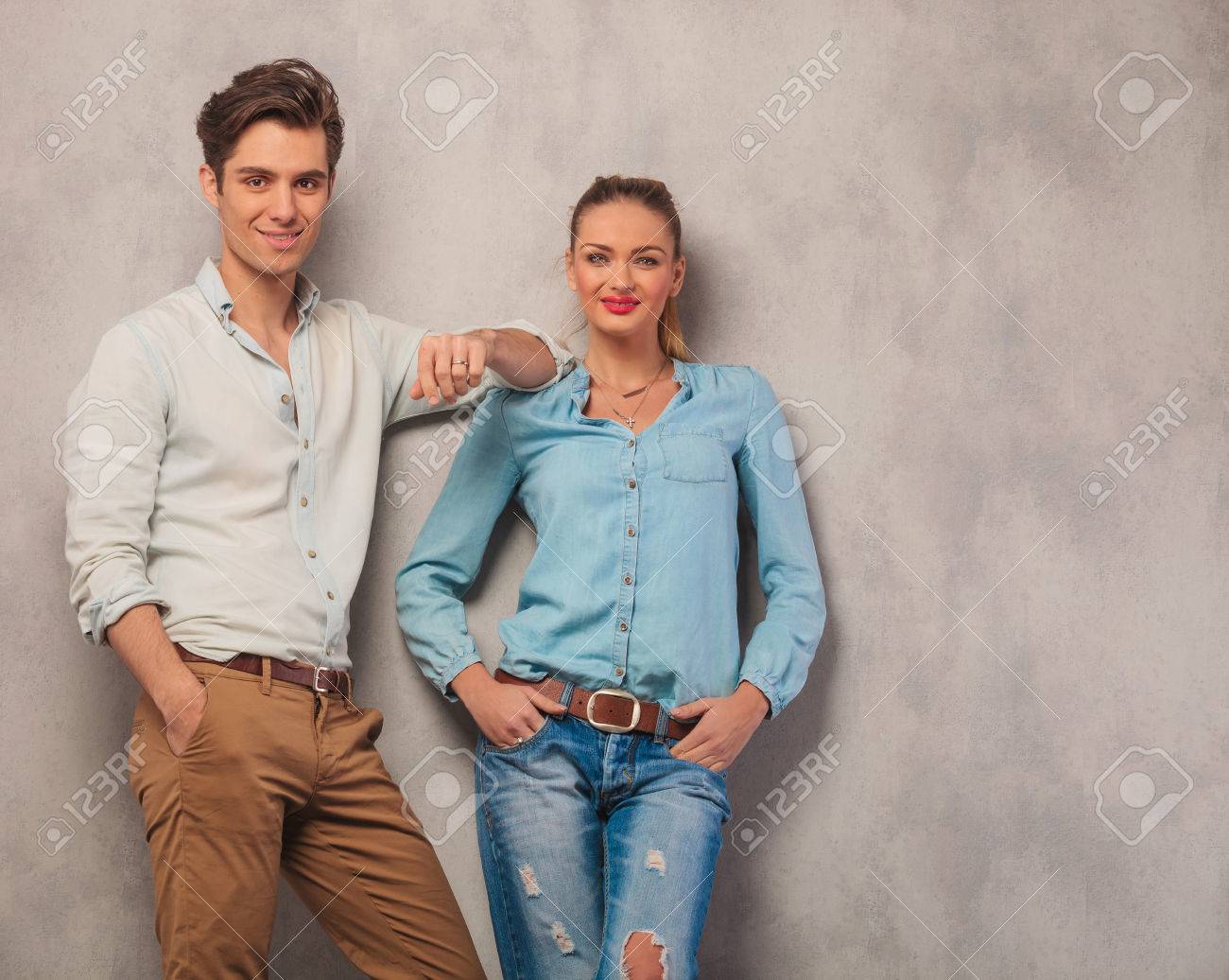ハンサムな男彼女のポーズしながら彼の女の子の肩にもたれるスタジオの背景のポケットに手します の写真素材 画像素材 Image