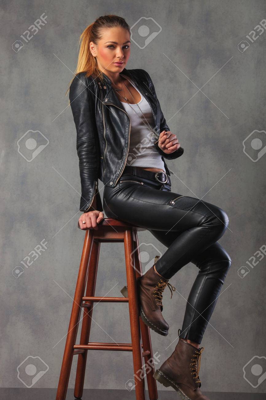 Женщина сидит в кожаном кресле. Оливия уайлд красивая. Alya rakova в кожаных штанах. Девушка сидит в кресле. Девушка в кожаных штанах сидит.