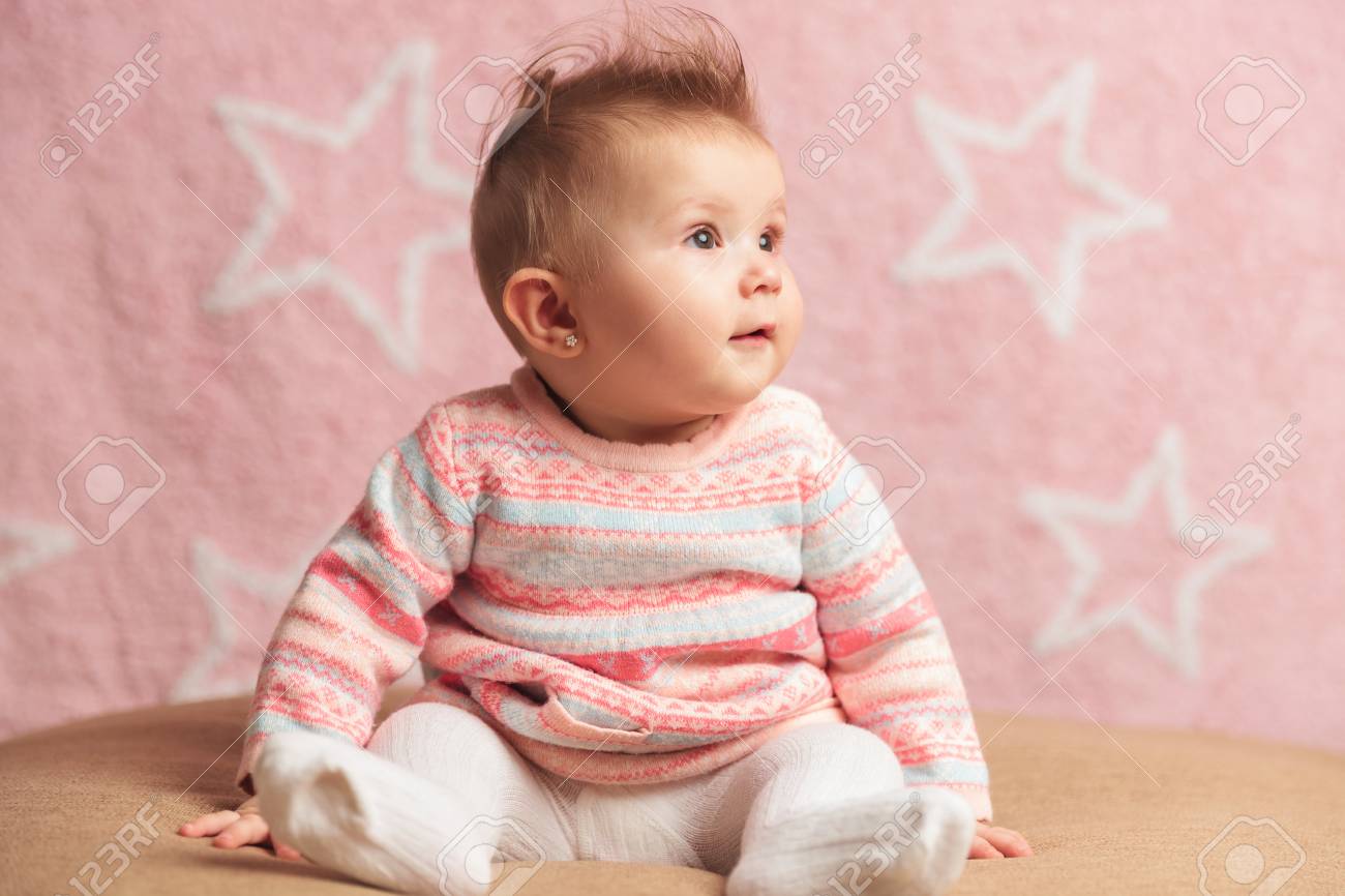 Seitenansicht Eines Niedlichen Bany Madchens Das Weg Von Der Kamera Schaut Lizenzfreie Fotos Bilder Und Stock Fotografie Image