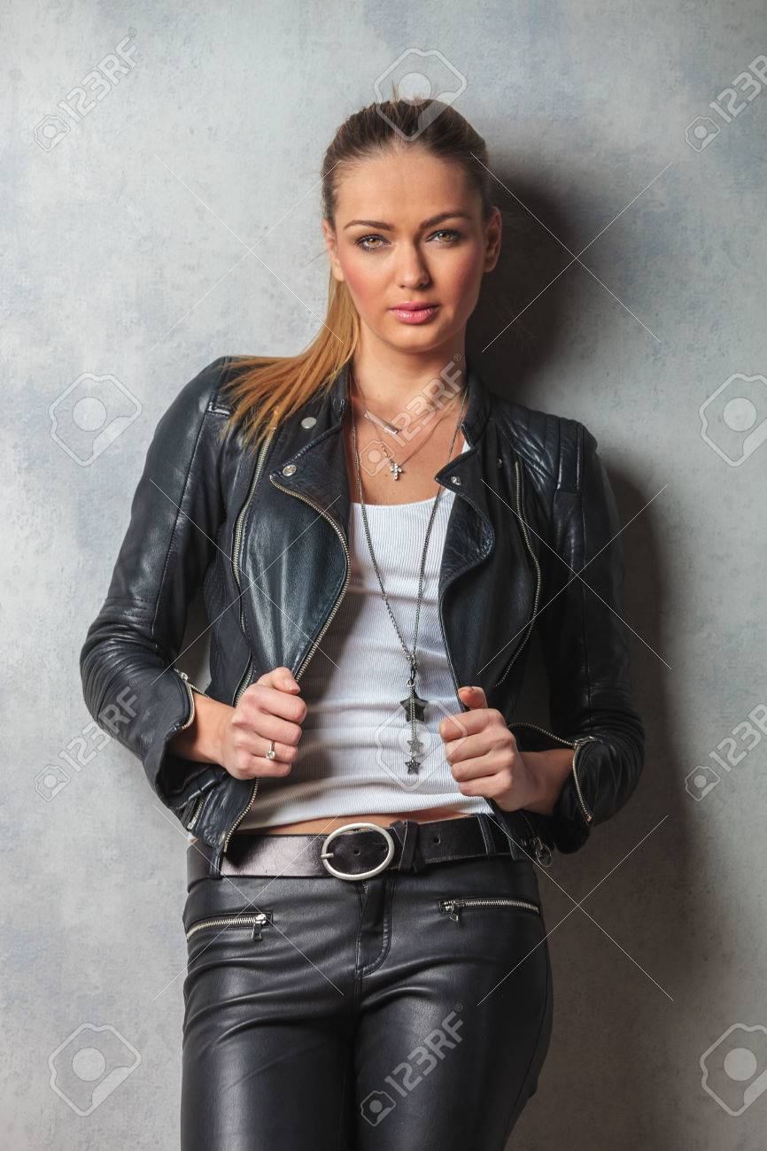 革のセクシーな女性の彼女の首輪を引き服し スタジオのカメラで見える の写真素材 画像素材 Image