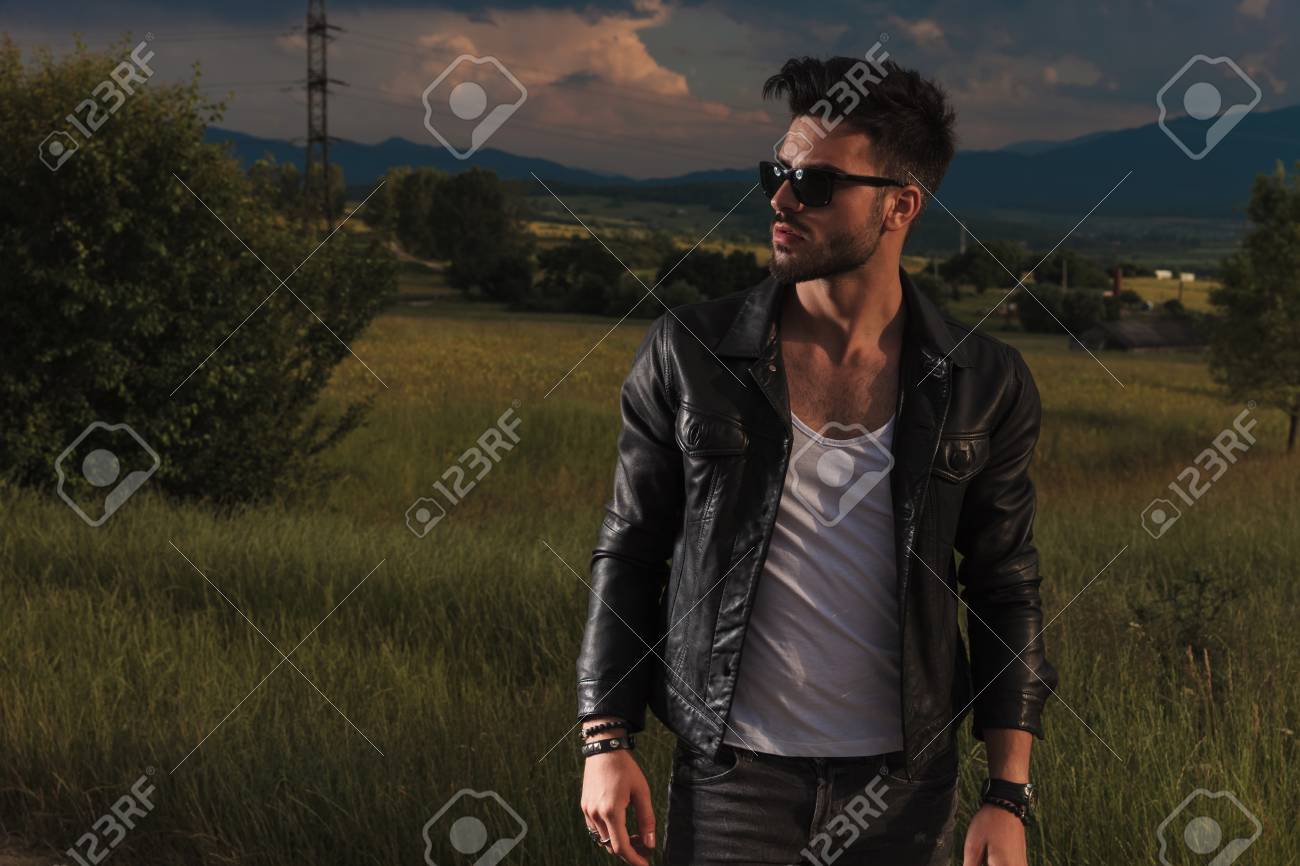 自然の中で夕日を眺めている革のジャケットのかっこいい男の側面図 の写真素材 画像素材 Image 自然の中で夕日を眺めている革のジャケットのかっこいい男の側面図 の写真素材 画像素材 Image