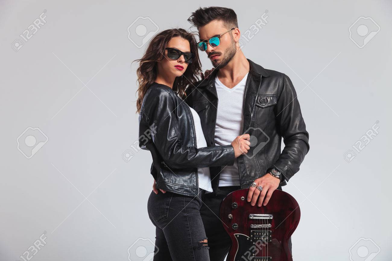 ジャケットとカメラ、灰色のスタジオの背景上にロックン ロールの 