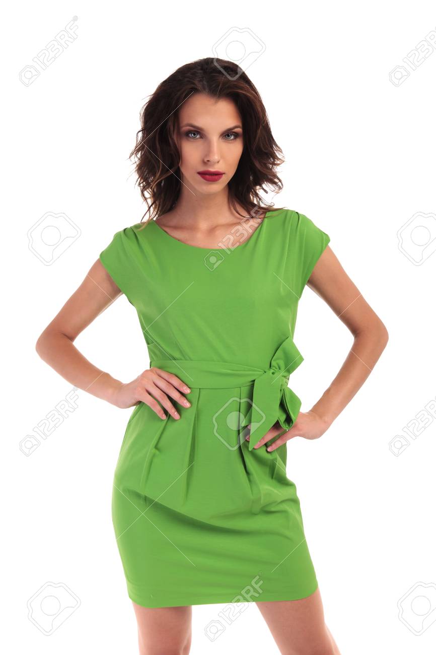 nuovo stile di vita prodotti caldi piuttosto fico Immagini Stock - Donna Sexy In Vestito Verde Che Propone Con Le ... nuovo stile di vita prodotti caldi piuttosto fico Immagini Stock - Donna Sexy In Vestito Verde Che Propone Con Le ...