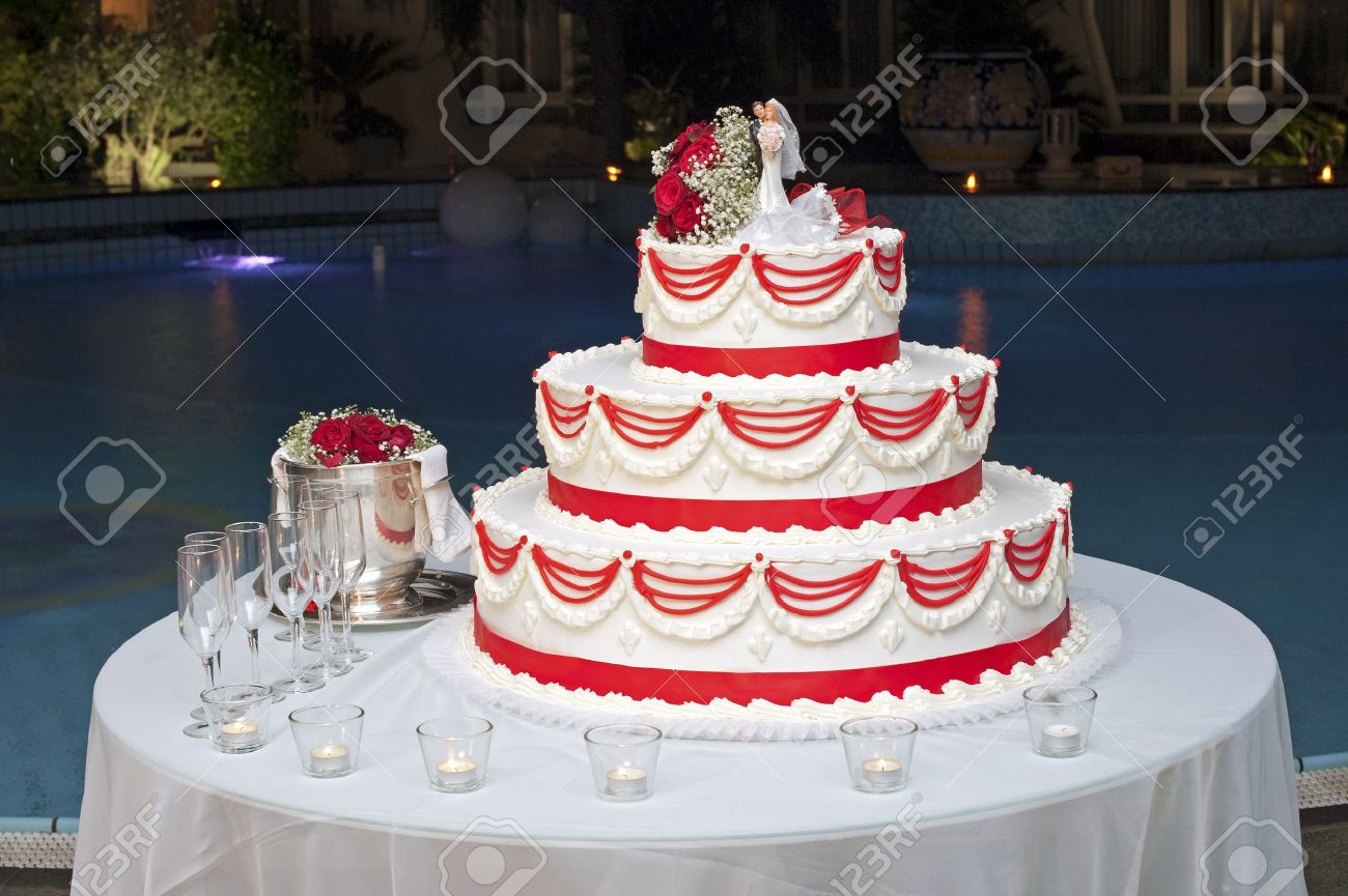 Un Gateau De Mariage Pret Pour La Ceremonie De Coupe Dans La Piscine Pendant La Nuit Banque D Images Et Photos Libres De Droits Image