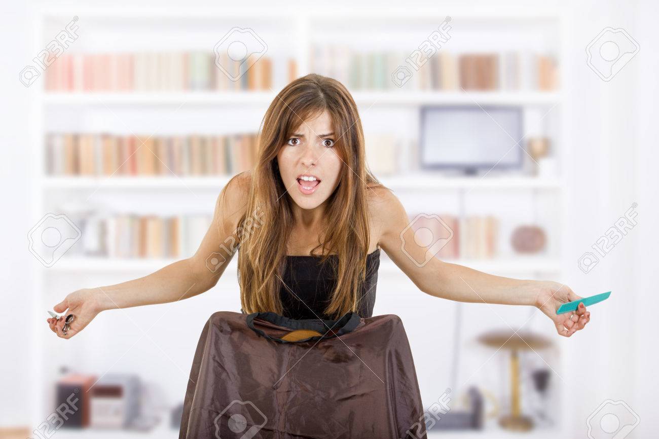 Junge Hubsche Bose Frau Friseur Mit Kamm Und Schere Ungeduldig Auf
