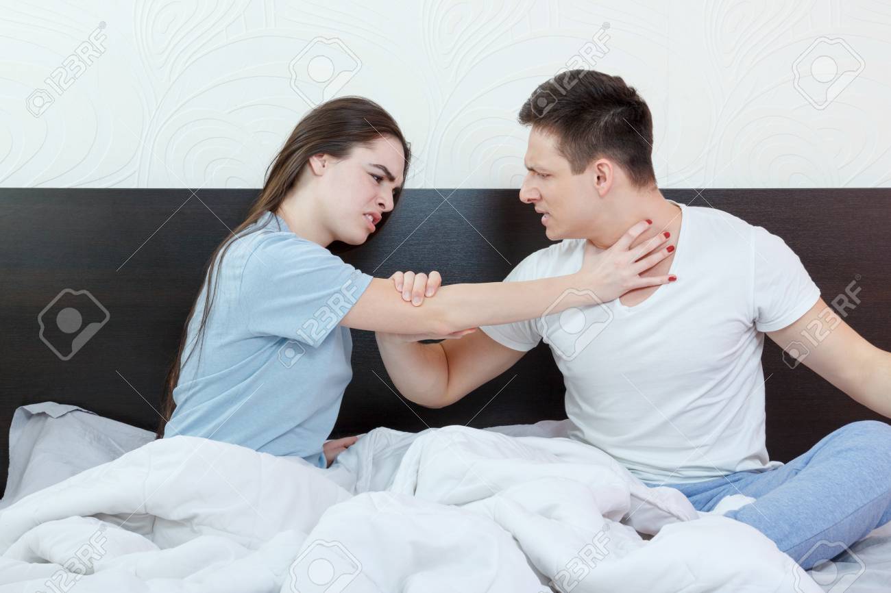 ストレス下での寝室で口論後不満とイライラの若い白人カップルの肖像画 動揺と怒っている人とお互い 関係と結婚の隣に座っている女性のセックス問題 の写真素材 画像素材 Image