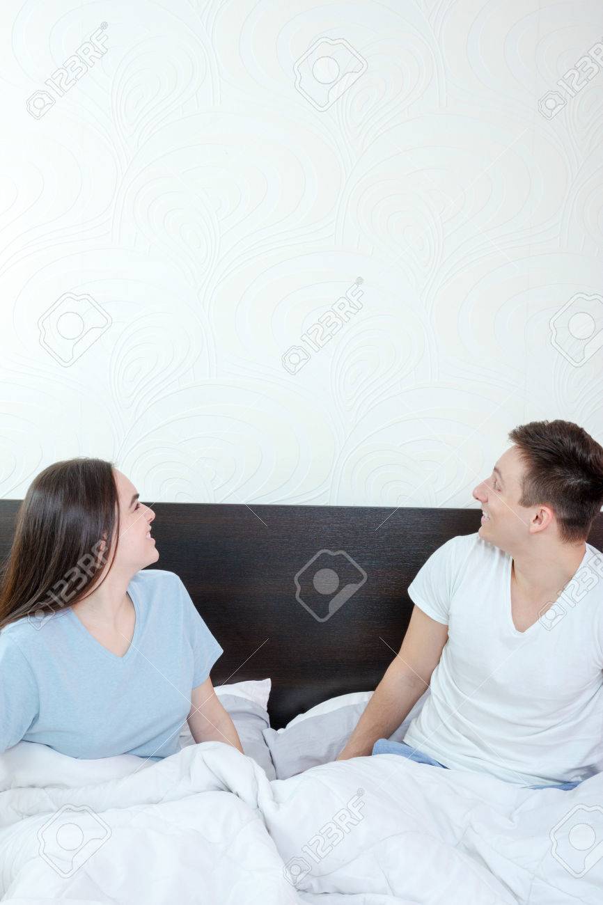 Wunderschöne Frau Bläst Mann Auf Dem Schlafzimmer Wunderschöne Frau Bläst Mann Auf Dem Schlafzimmer