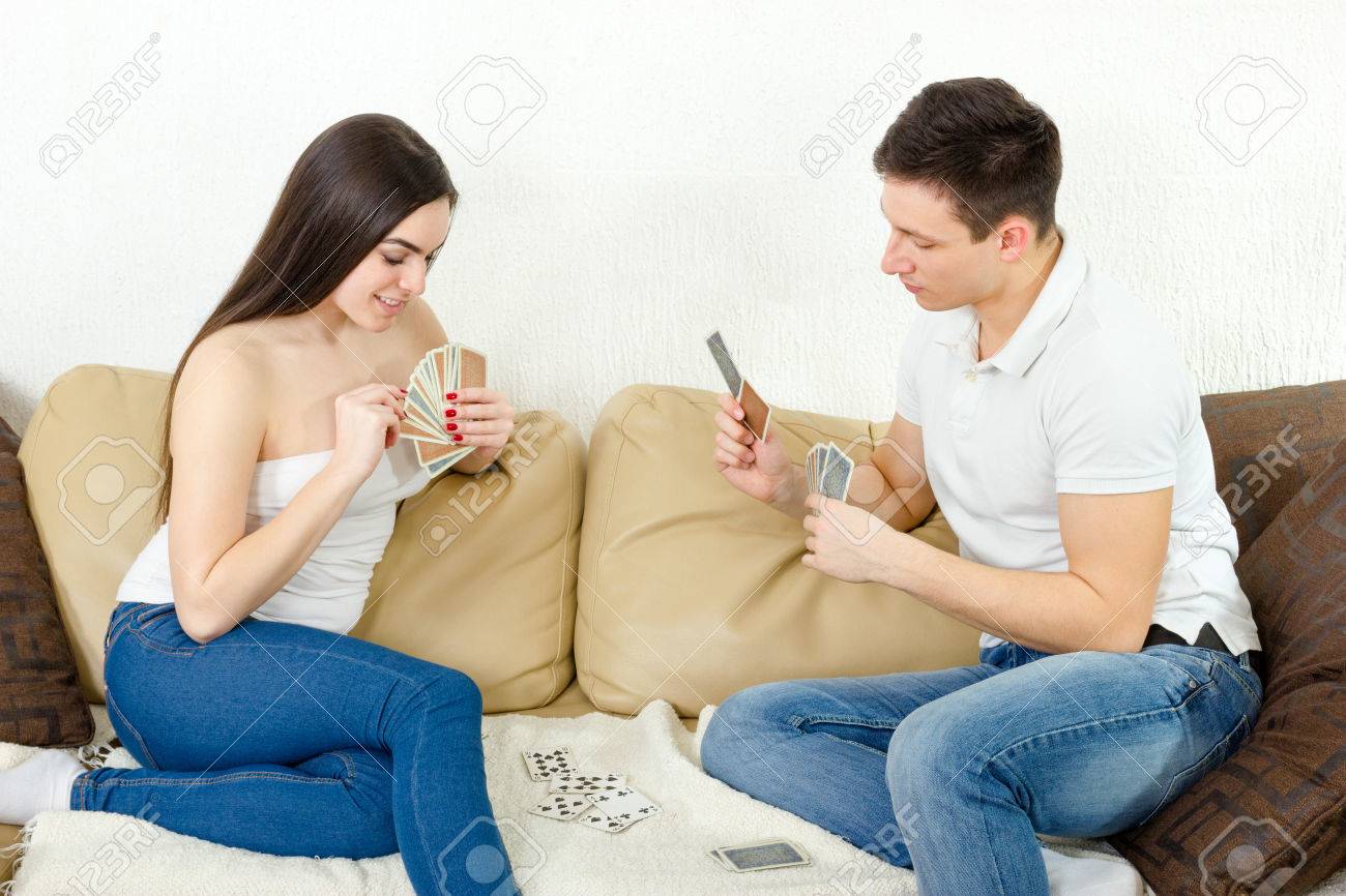 幸せなカップルは カメラにポーズをとって午後の楽しい時を過します 愛の 2 人は カード ゲームをプレイするふりをします 偽ポーカーをプレーします 関係で甘い迂回概念 の写真素材 画像素材 Image 41 幸せなカップルは カメラにポーズをとって午後の楽しい時を過します 愛の 2 人は カード ゲームをプレイするふりをします 偽ポーカーをプレーします 関係で甘い迂回概念 の写真素材 画像素材 Image 41