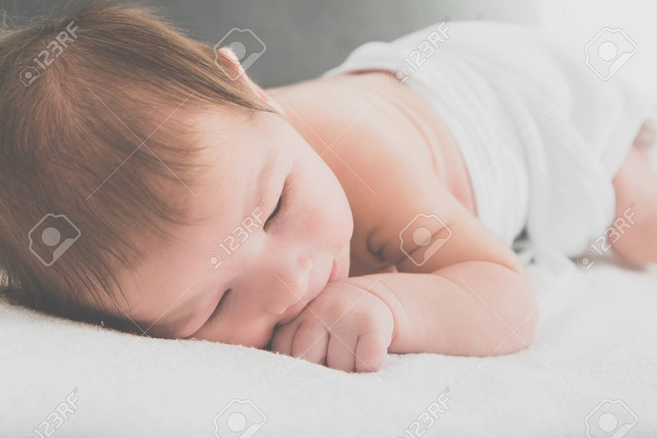 Paisible Petit Bebe Reposant Sur Une Couverture Blanche Douce Beau Bebe Nouveau Ne Allonge Sur Un Lit Chaud Moments Idylliques De La Baie Un Mois Apres La Naissance Insouciant Bebe Doux Reverie Banque