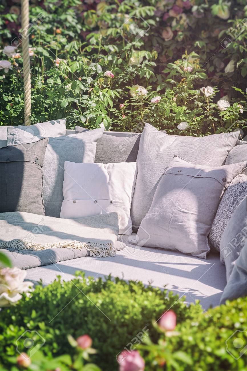 Bild Von Gemutlichen Garten Sitzbereich Mit Kissen Lizenzfreie Fotos Bilder Und Stock Fotografie Image 61635725